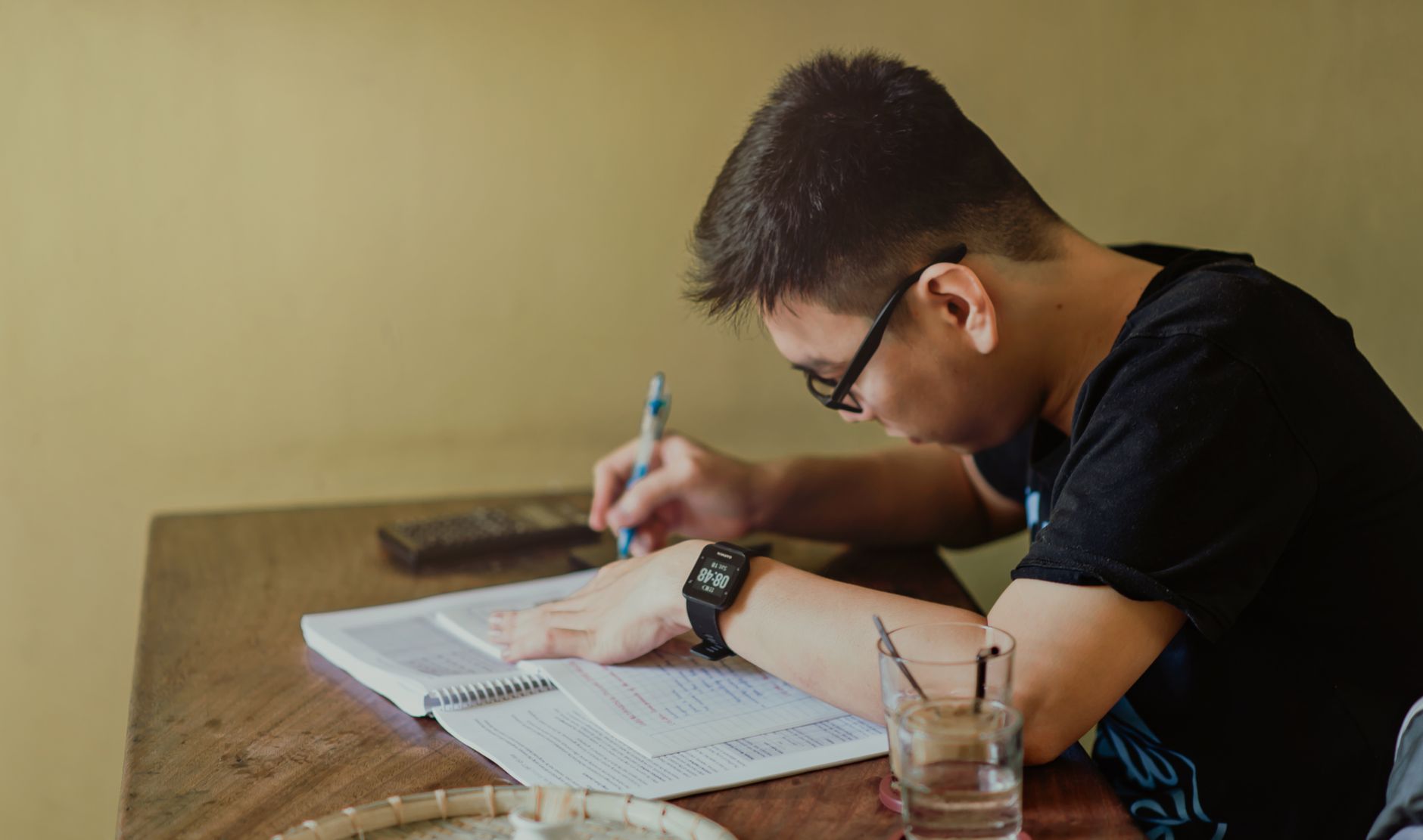 学生在书桌前整理申请材料